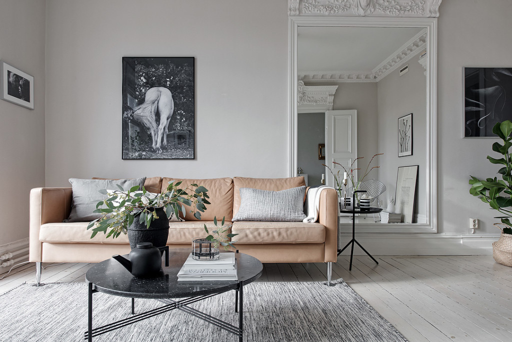 sekelskifteslägenhet, skinn soffa, skandinaviskt