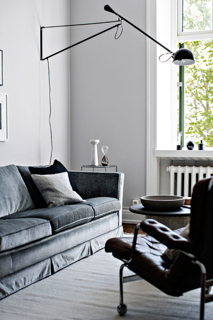 Sammetssoffa, vardagsrum, skinnfåtölj, vägglampa